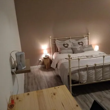 Les Chambres De Titou לינה וארוחת בוקר